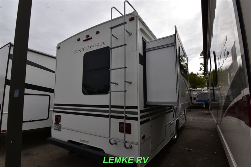 2018 Entegra Odyssey 26D   - Photo 8 - Rocklin, CA 95677