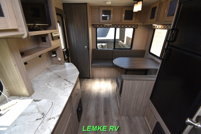 2020 Coachmen Freedom Express 204RD   - Photo 2 - Rocklin, CA 95677