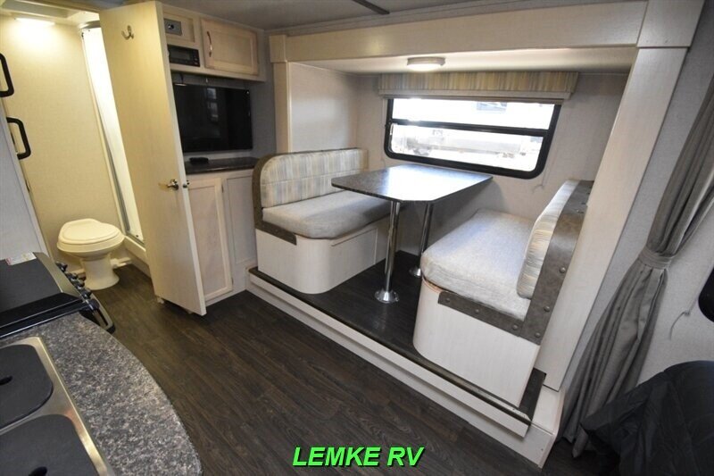 2019 Winnebago Micro Minnie 2108DS   - Photo 9 - Rocklin, CA 95677