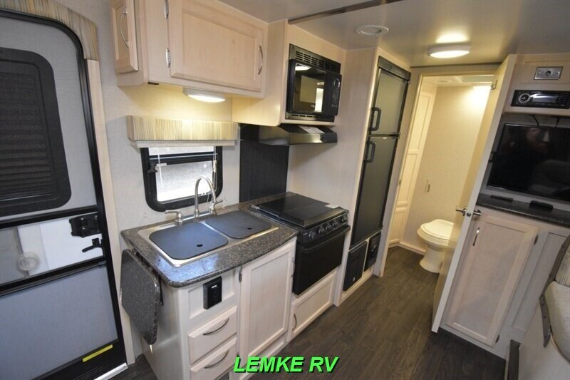 2019 Winnebago Micro Minnie 2108DS   - Photo 11 - Rocklin, CA 95677