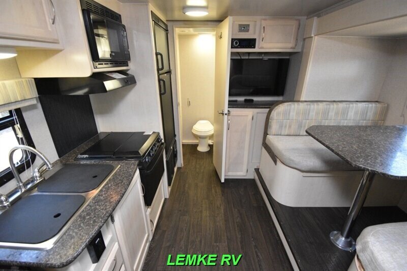 2019 Winnebago Micro Minnie 2108DS   - Photo 2 - Rocklin, CA 95677