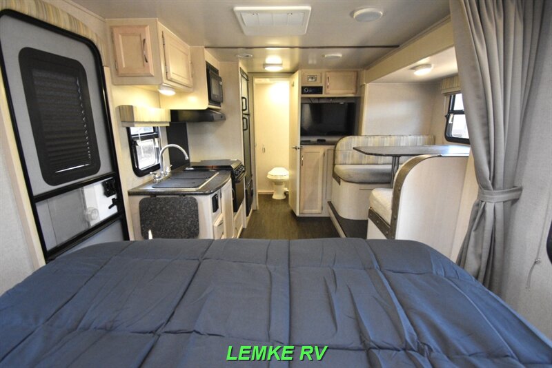 2019 Winnebago Micro Minnie 2108DS   - Photo 19 - Rocklin, CA 95677