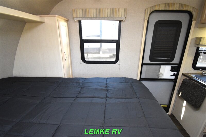 2019 Winnebago Micro Minnie 2108DS   - Photo 18 - Rocklin, CA 95677