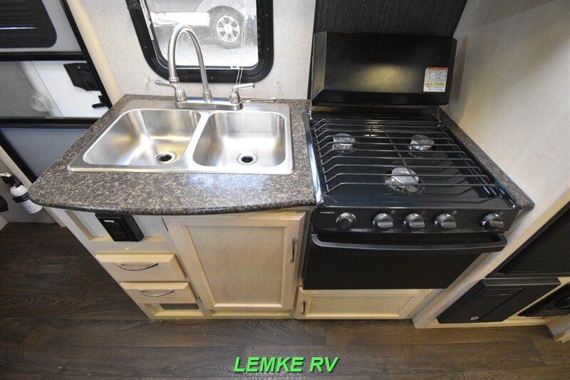 2019 Winnebago Micro Minnie 2108DS   - Photo 15 - Rocklin, CA 95677