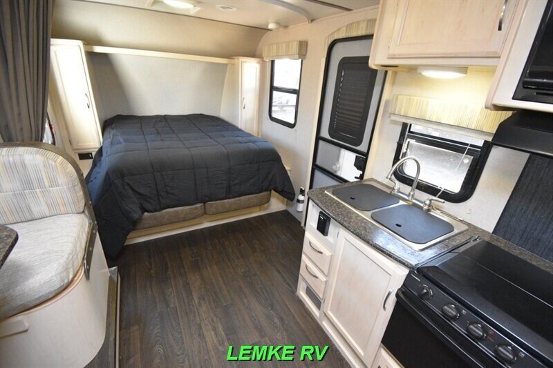 2019 Winnebago Micro Minnie 2108DS   - Photo 13 - Rocklin, CA 95677