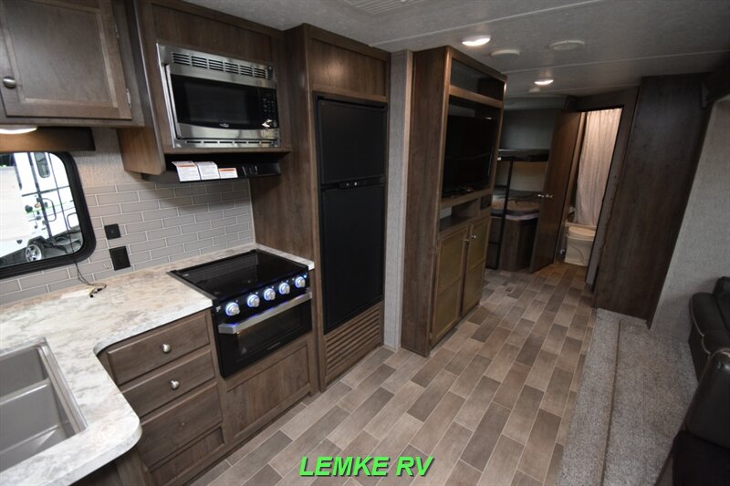 2020 Dutchmen Coleman Lantern 285BH   - Photo 12 - Rocklin, CA 95677