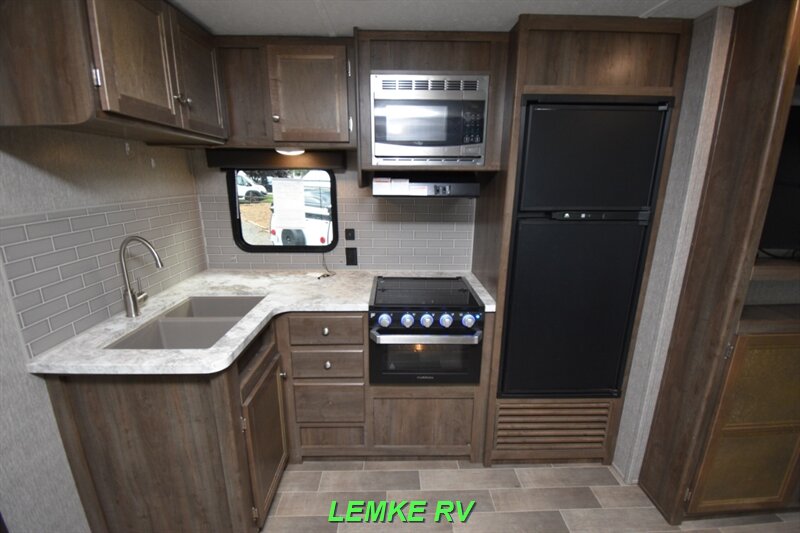 2020 Dutchmen Coleman Lantern 285BH   - Photo 13 - Rocklin, CA 95677