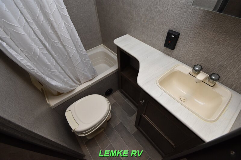 2020 Dutchmen Coleman Lantern 285BH   - Photo 15 - Rocklin, CA 95677