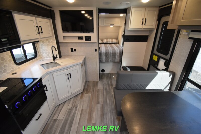 2024 Jayco Jay Feather 22BH   - Photo 5 - Rocklin, CA 95677