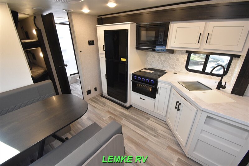 2024 Jayco Jay Feather 22BH   - Photo 9 - Rocklin, CA 95677