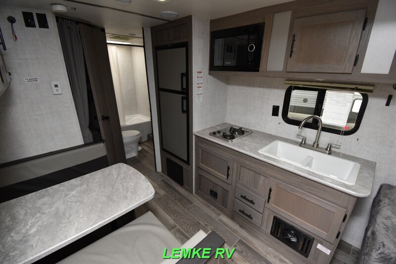 2022 Gulf Stream Enlighten 19BH   - Photo 11 - Rocklin, CA 95677