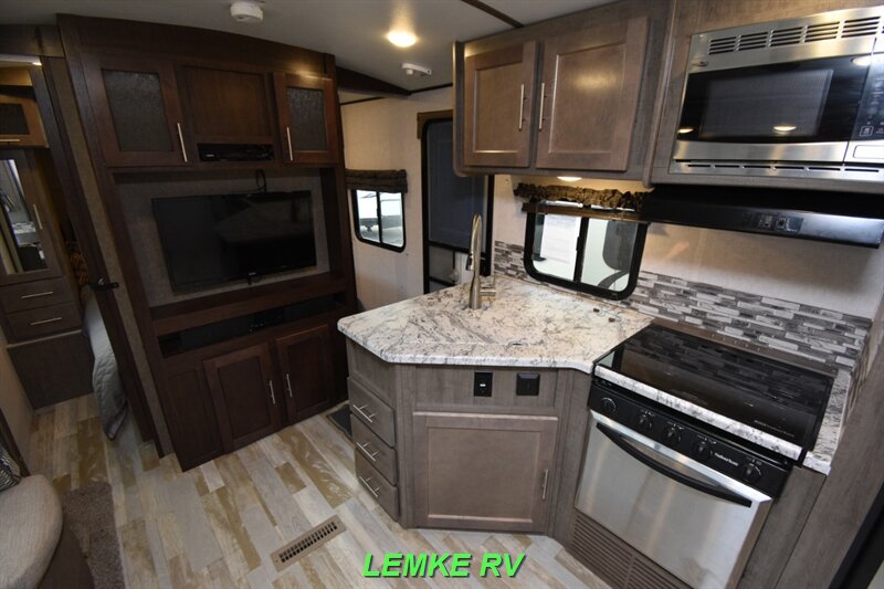 2017 Forest River Surveyor 243RBS   - Photo 14 - Rocklin, CA 95677