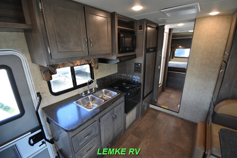 2017 Winnebago Minnie Winnie 26A   - Photo 12 - Rocklin, CA 95677