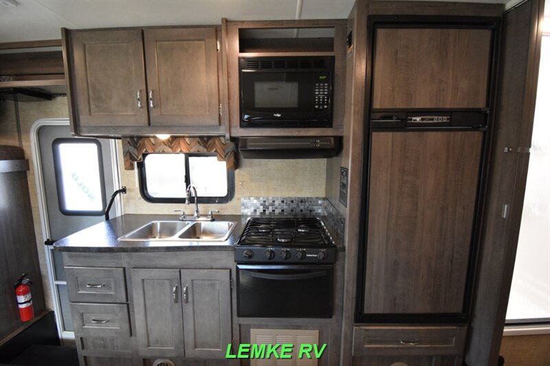 2017 Winnebago Minnie Winnie 26A   - Photo 14 - Rocklin, CA 95677