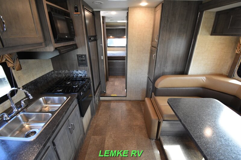 2017 Winnebago Minnie Winnie 26A   - Photo 2 - Rocklin, CA 95677