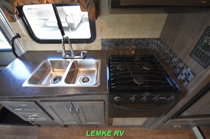 2017 Winnebago Minnie Winnie 26A   - Photo 15 - Rocklin, CA 95677