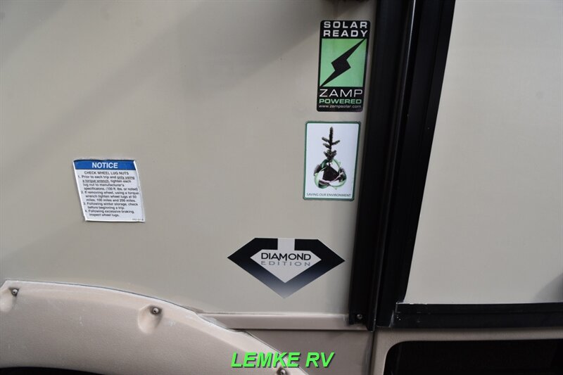 2016 Forest River Rockwood Signature Ultra Lite 8289WS   - Photo 9 - Rocklin, CA 95677