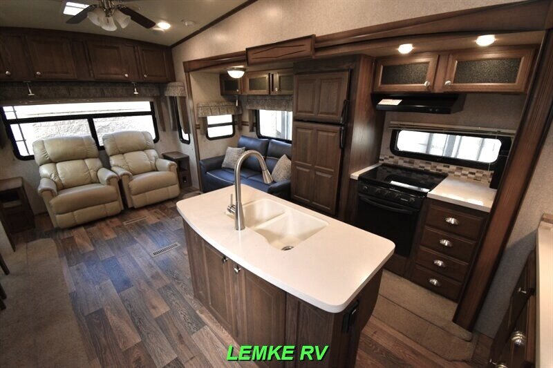 2016 Forest River Rockwood Signature Ultra Lite 8289WS   - Photo 11 - Rocklin, CA 95677