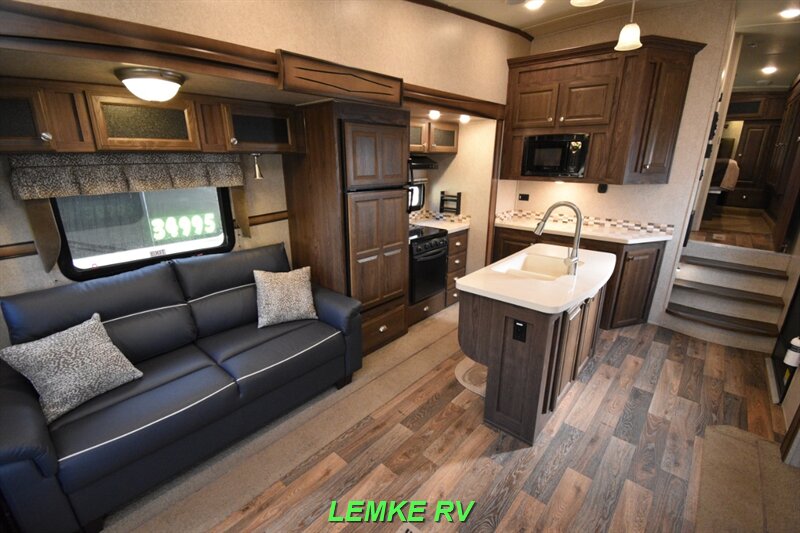 2016 Forest River Rockwood Signature Ultra Lite 8289WS   - Photo 18 - Rocklin, CA 95677