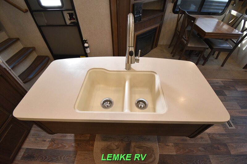 2016 Forest River Rockwood Signature Ultra Lite 8289WS   - Photo 13 - Rocklin, CA 95677