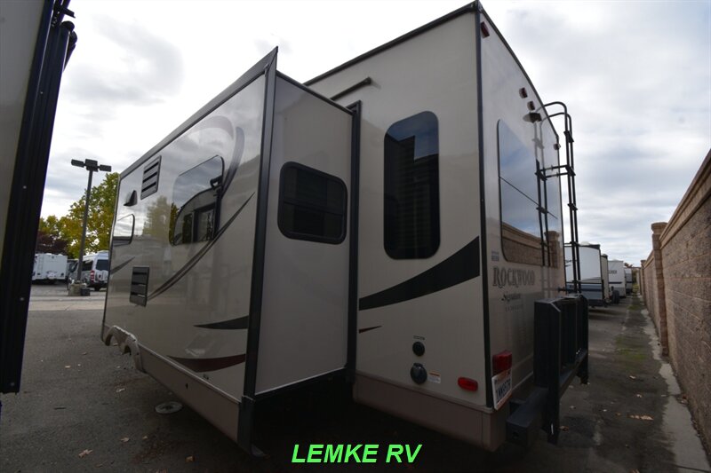 2016 Forest River Rockwood Signature Ultra Lite 8289WS   - Photo 7 - Rocklin, CA 95677