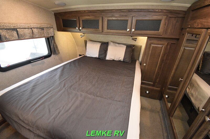 2016 Forest River Rockwood Signature Ultra Lite 8289WS   - Photo 17 - Rocklin, CA 95677