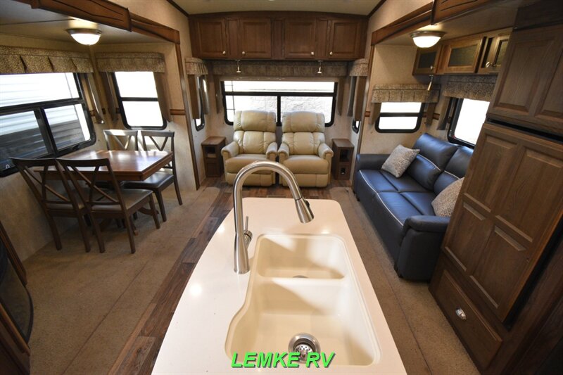 2016 Forest River Rockwood Signature Ultra Lite 8289WS   - Photo 2 - Rocklin, CA 95677