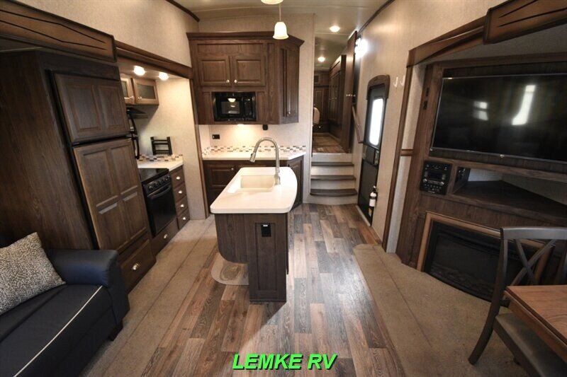 2016 Forest River Rockwood Signature Ultra Lite 8289WS   - Photo 5 - Rocklin, CA 95677