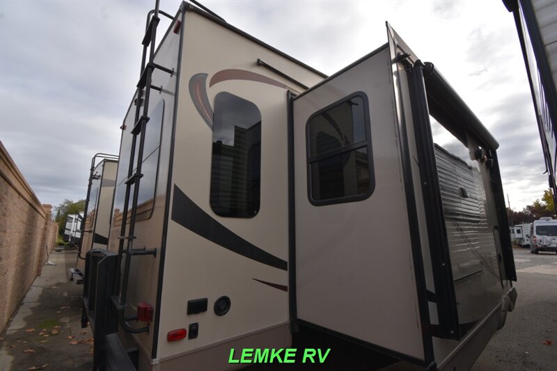 2016 Forest River Rockwood Signature Ultra Lite 8289WS   - Photo 8 - Rocklin, CA 95677