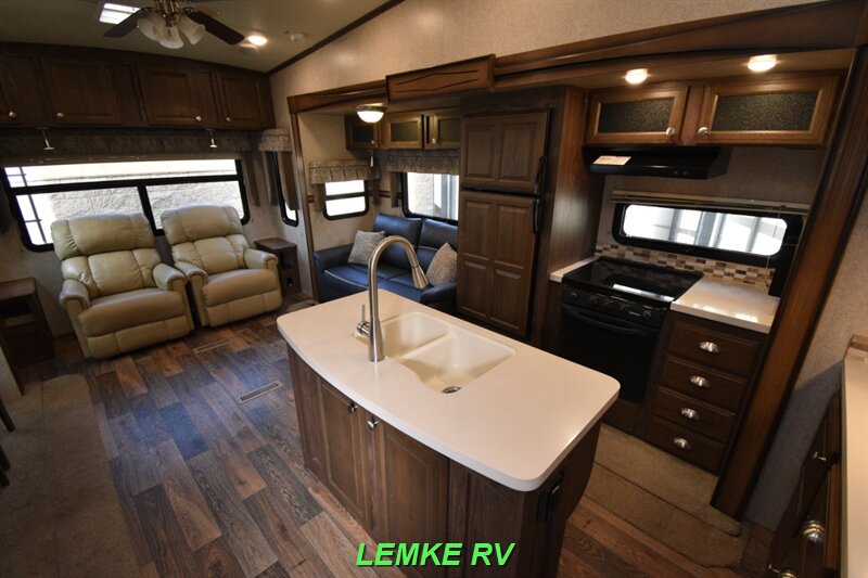 2016 Forest River Rockwood Signature Ultra Lite 8289WS   - Photo 11 - Rocklin, CA 95677