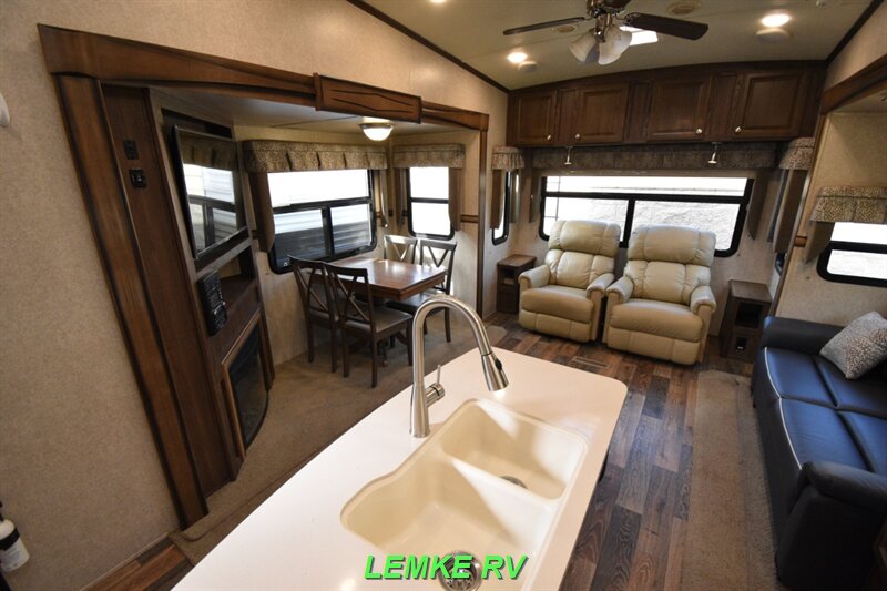 2016 Forest River Rockwood Signature Ultra Lite 8289WS   - Photo 15 - Rocklin, CA 95677