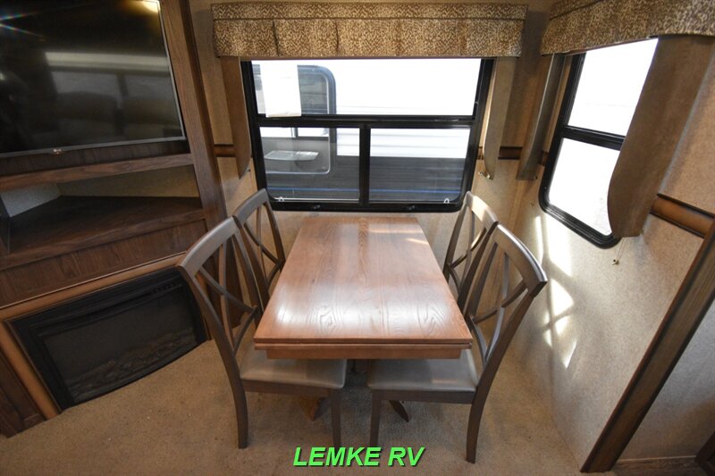 2016 Forest River Rockwood Signature Ultra Lite 8289WS   - Photo 14 - Rocklin, CA 95677