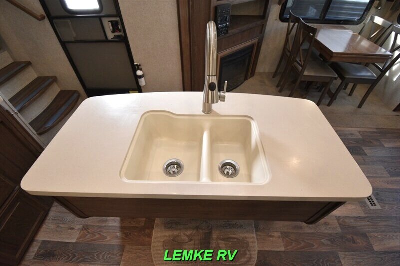 2016 Forest River Rockwood Signature Ultra Lite 8289WS   - Photo 23 - Rocklin, CA 95677