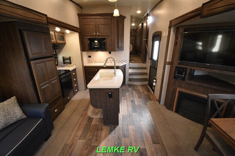 2016 Forest River Rockwood Signature Ultra Lite 8289WS   - Photo 5 - Rocklin, CA 95677