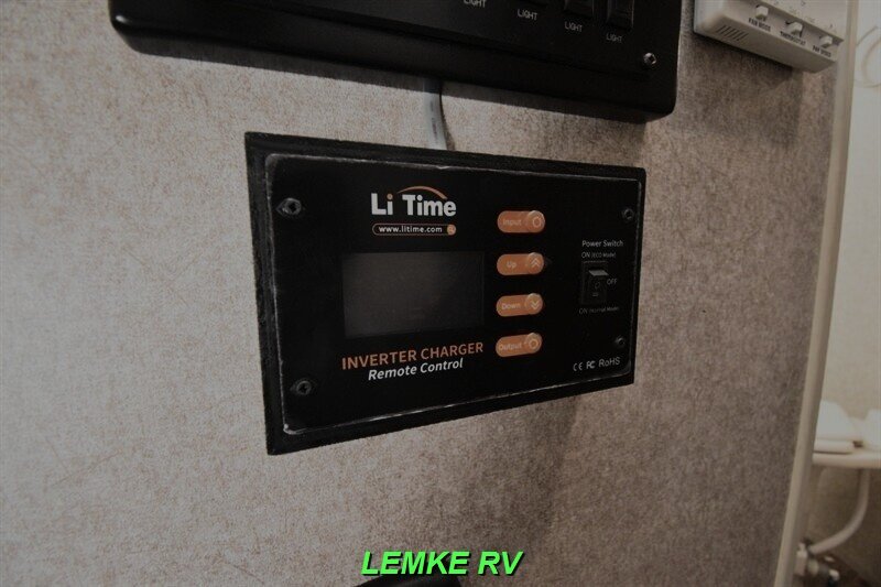 2016 Forest River Rockwood Signature Ultra Lite 8289WS   - Photo 24 - Rocklin, CA 95677