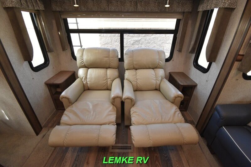 2016 Forest River Rockwood Signature Ultra Lite 8289WS   - Photo 15 - Rocklin, CA 95677