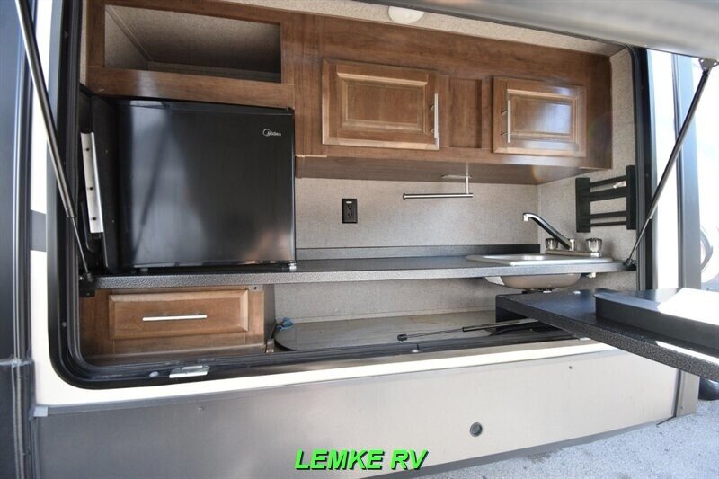 2019 Forest River Rockwood Signature Ultra Lite 8326BHS   - Photo 9 - Rocklin, CA 95677