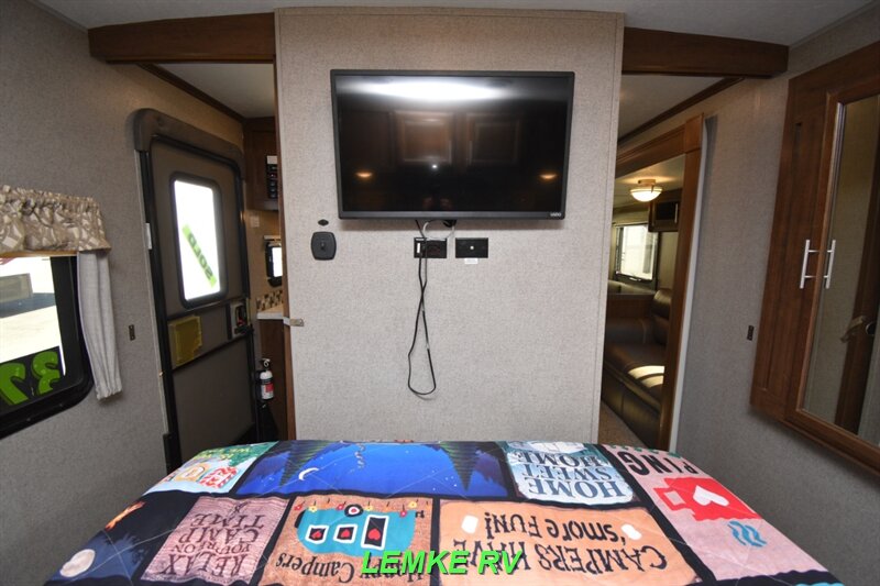2019 Forest River Rockwood Signature Ultra Lite 8326BHS   - Photo 16 - Rocklin, CA 95677