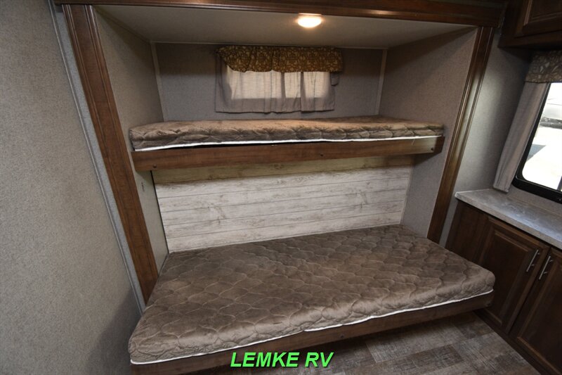 2019 Forest River Rockwood Signature Ultra Lite 8326BHS   - Photo 18 - Rocklin, CA 95677