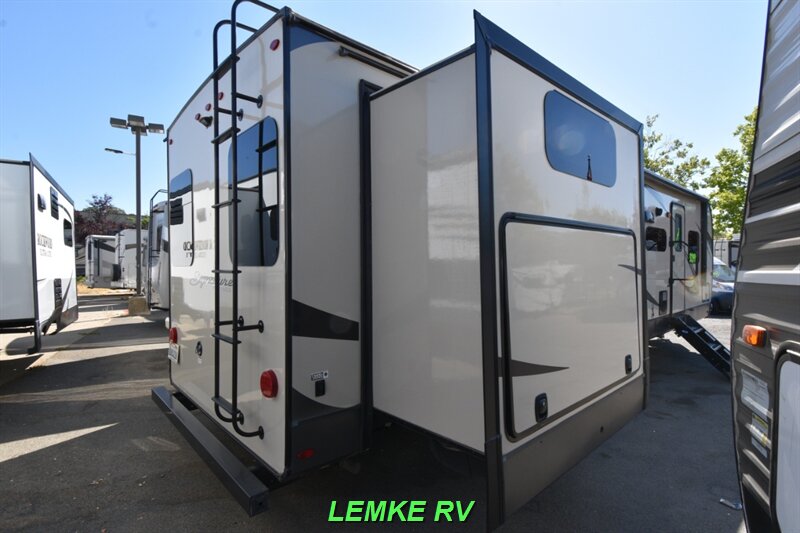 2019 Forest River Rockwood Signature Ultra Lite 8326BHS   - Photo 8 - Rocklin, CA 95677