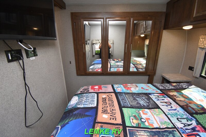 2019 Forest River Rockwood Signature Ultra Lite 8326BHS   - Photo 15 - Rocklin, CA 95677