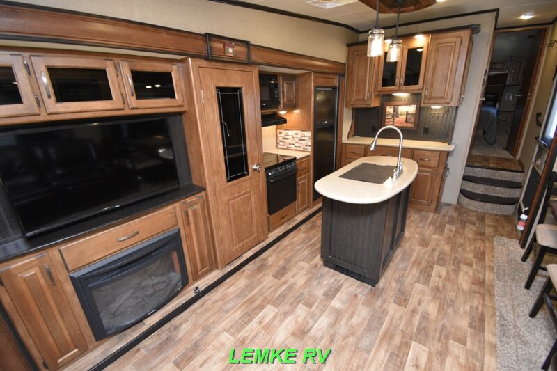 2017 Grand Design Reflection 303RLS   - Photo 21 - Rocklin, CA 95677