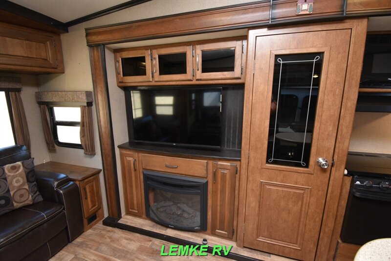 2017 Grand Design Reflection 303RLS   - Photo 23 - Rocklin, CA 95677