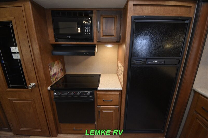 2017 Grand Design Reflection 303RLS   - Photo 10 - Rocklin, CA 95677