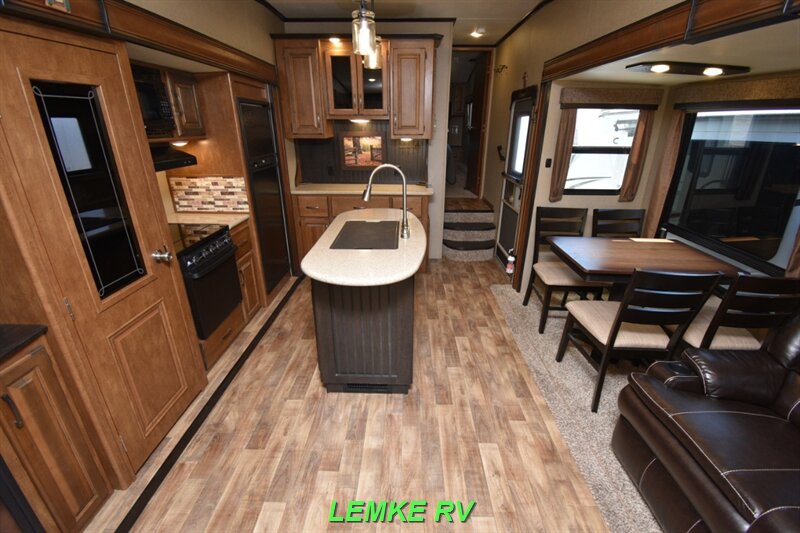 2017 Grand Design Reflection 303RLS   - Photo 5 - Rocklin, CA 95677