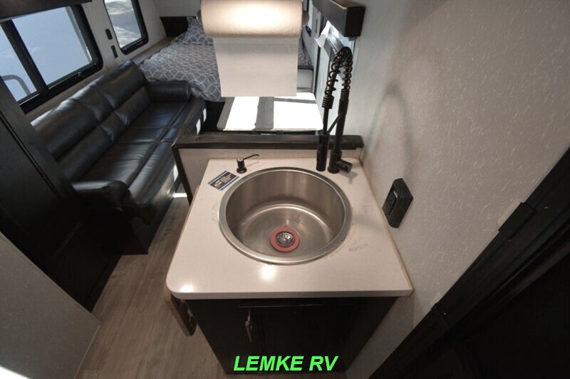 2021 Forest River Cherokee Wolf Pup 16HEBL   - Photo 17 - Rocklin, CA 95677