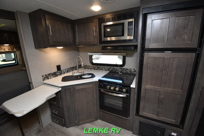 2020 Forest River Flagstaff Super Lite 27BHWS   - Photo 13 - Rocklin, CA 95677