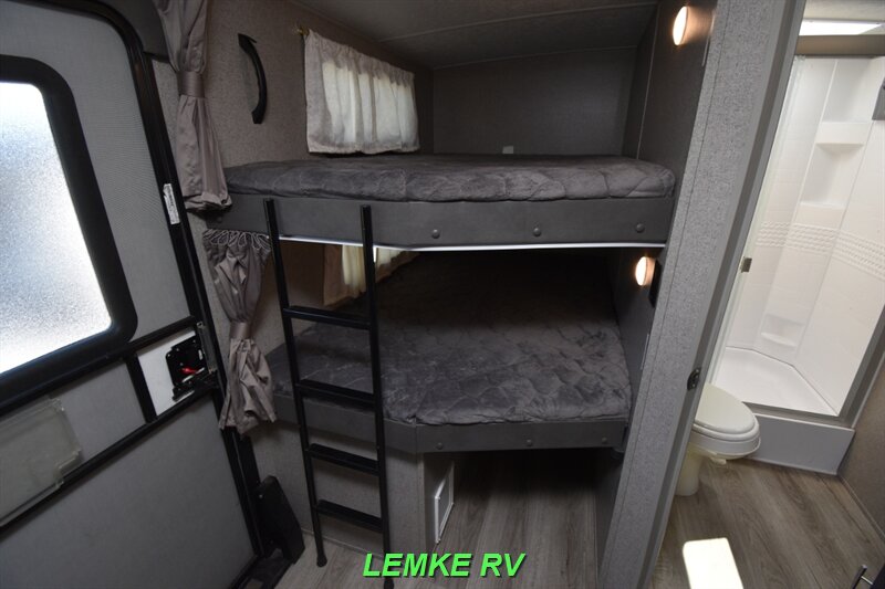 2020 Forest River Flagstaff Super Lite 27BHWS   - Photo 15 - Rocklin, CA 95677