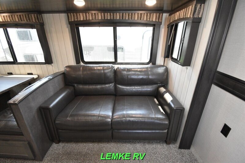 2018 CrossRoads RV Sunset Trail Super Lite SS336BH   - Photo 25 - Rocklin, CA 95677