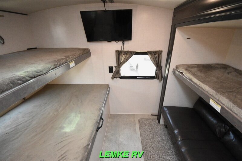 2018 CrossRoads RV Sunset Trail Super Lite SS336BH   - Photo 19 - Rocklin, CA 95677